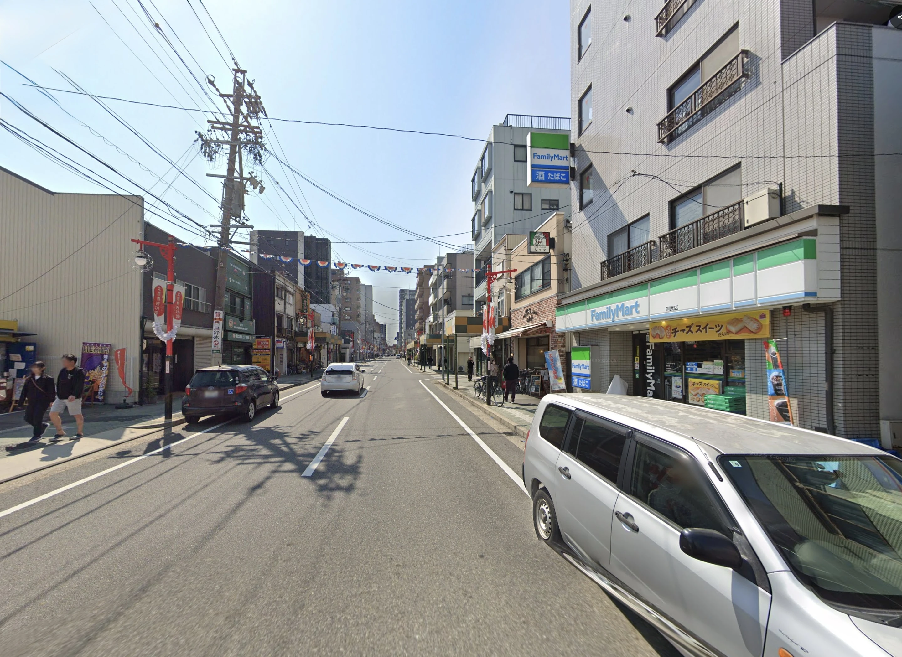 右手にあるファミリーマート則武店