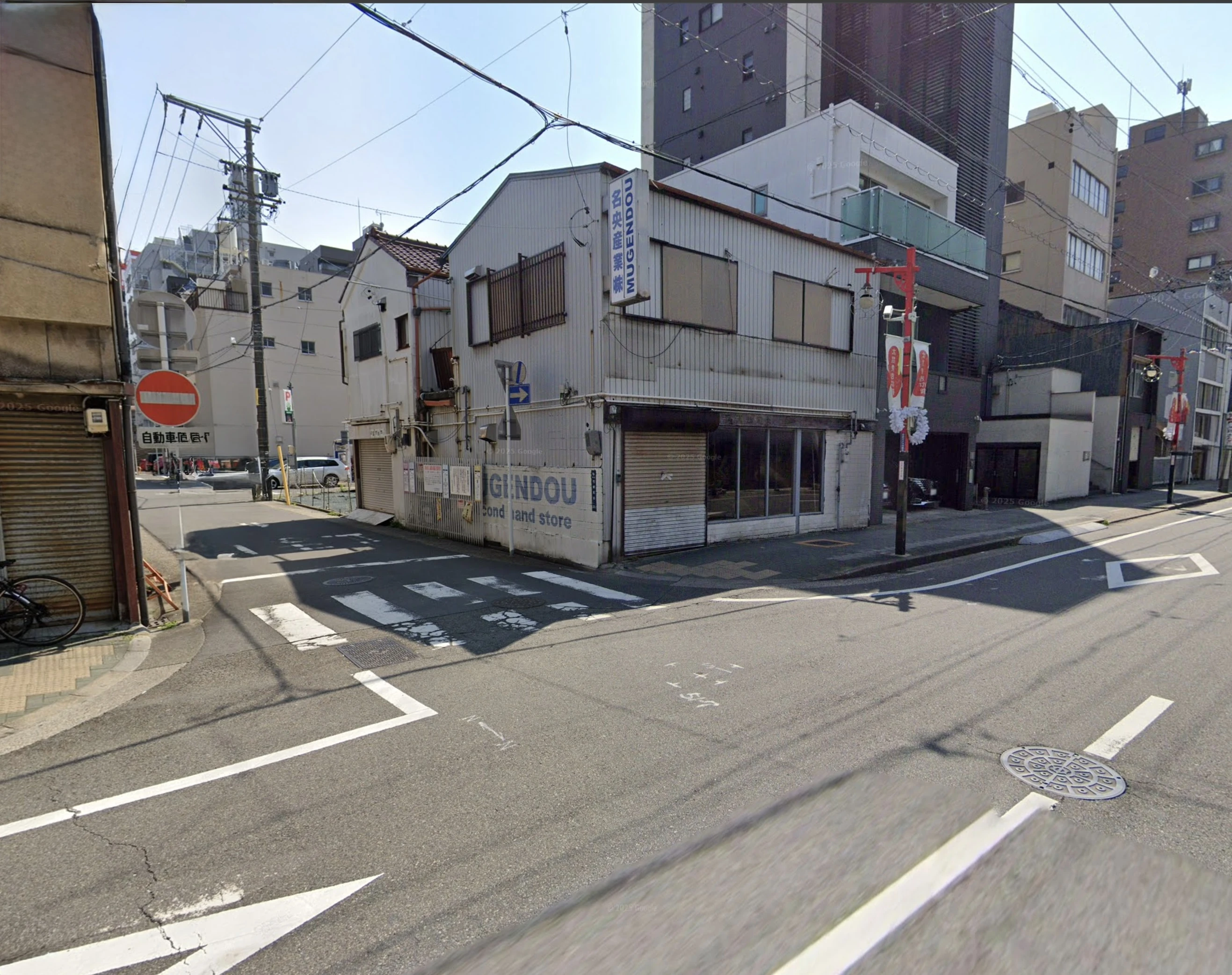 左へ進む角の道路の様子