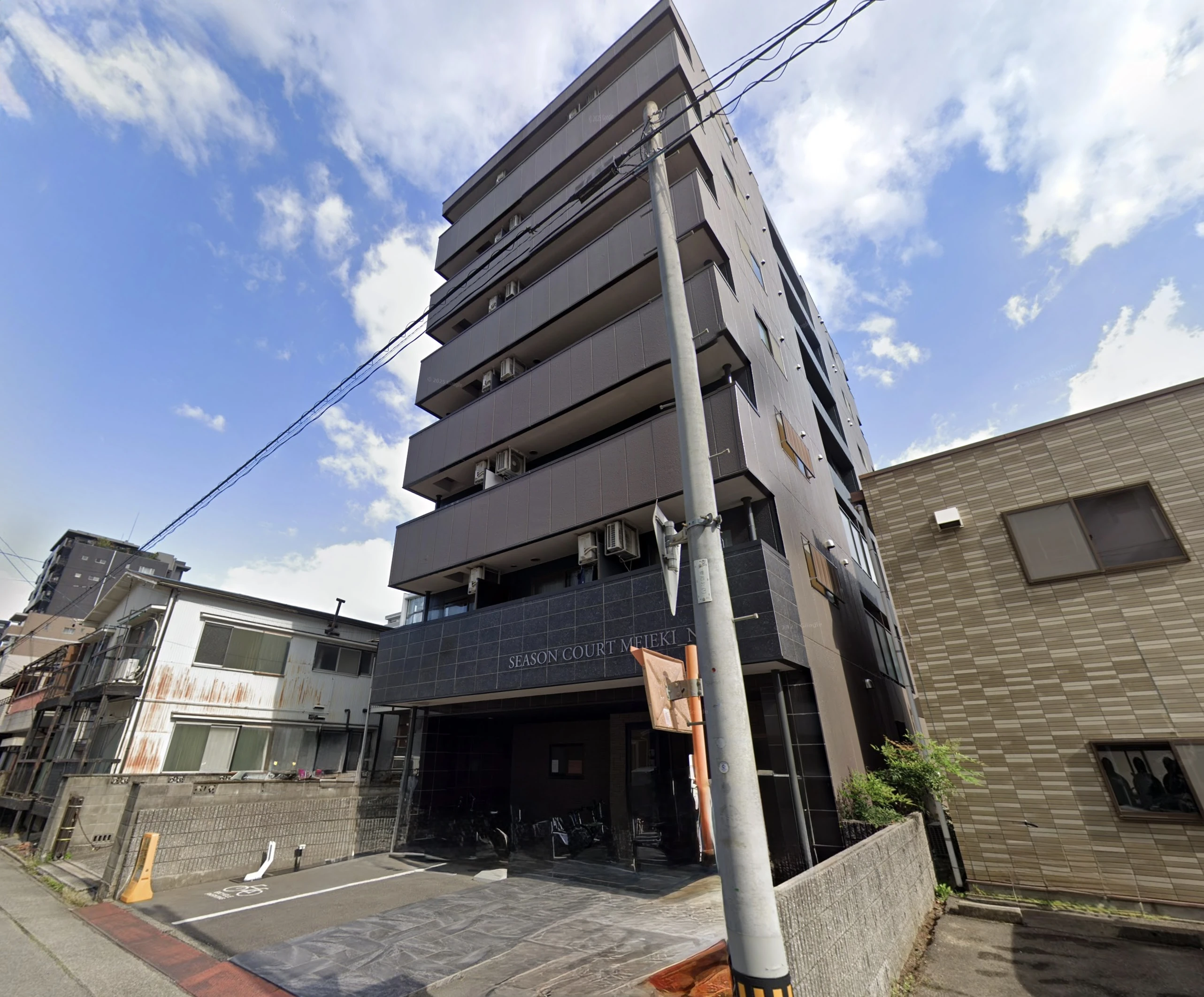 黒と焦茶の7階建てマンション、シーズンコート名駅西の外観